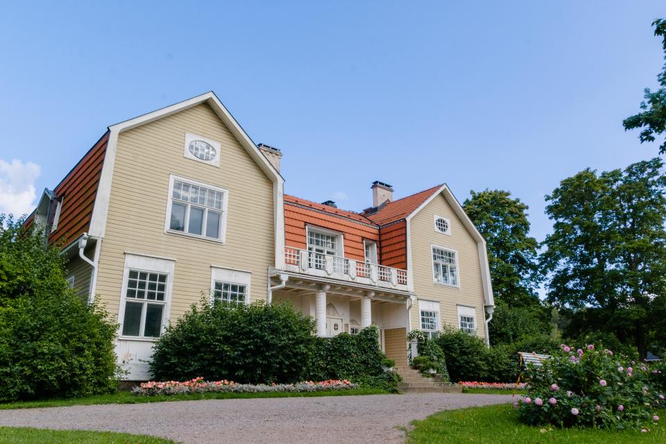 Håkansbölen kartanon päärakennus.